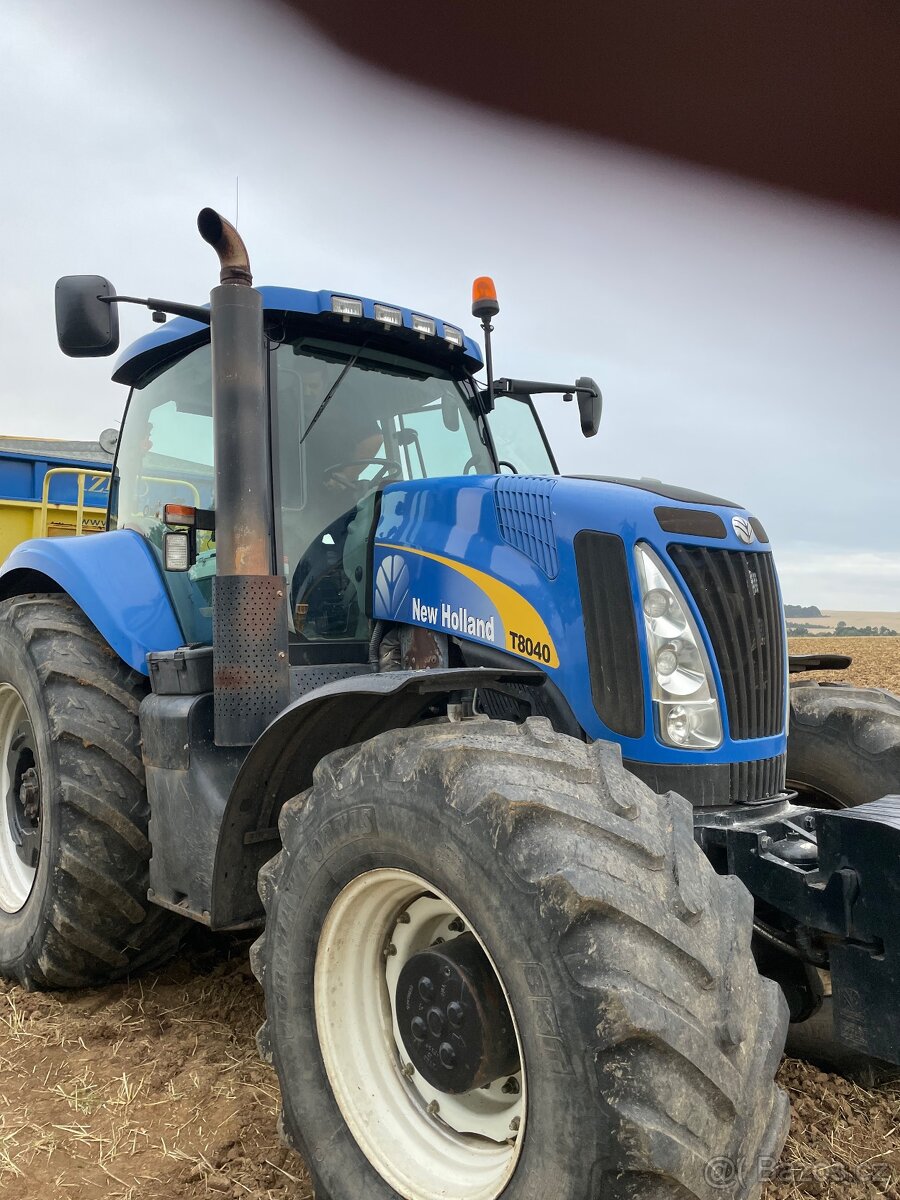 Traktor New Holand T8040