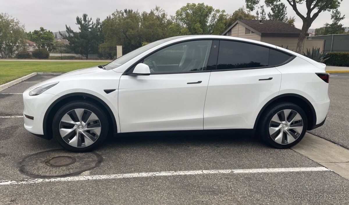 Tesla Model Y long range, DPH, vyr. Berlin 2023, bílá perleť