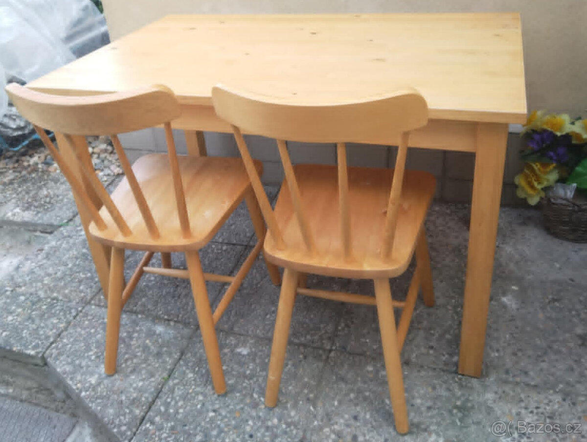Dřevěný jídelní stůl IKEA + dvě židle