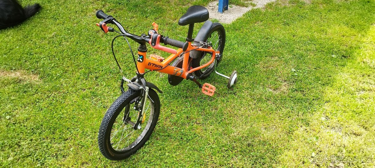 Dětské kolo s kolečky.