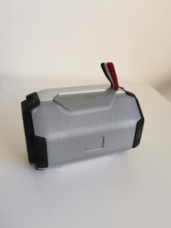 Přenosný Bluetooth reproduktor s rádiem