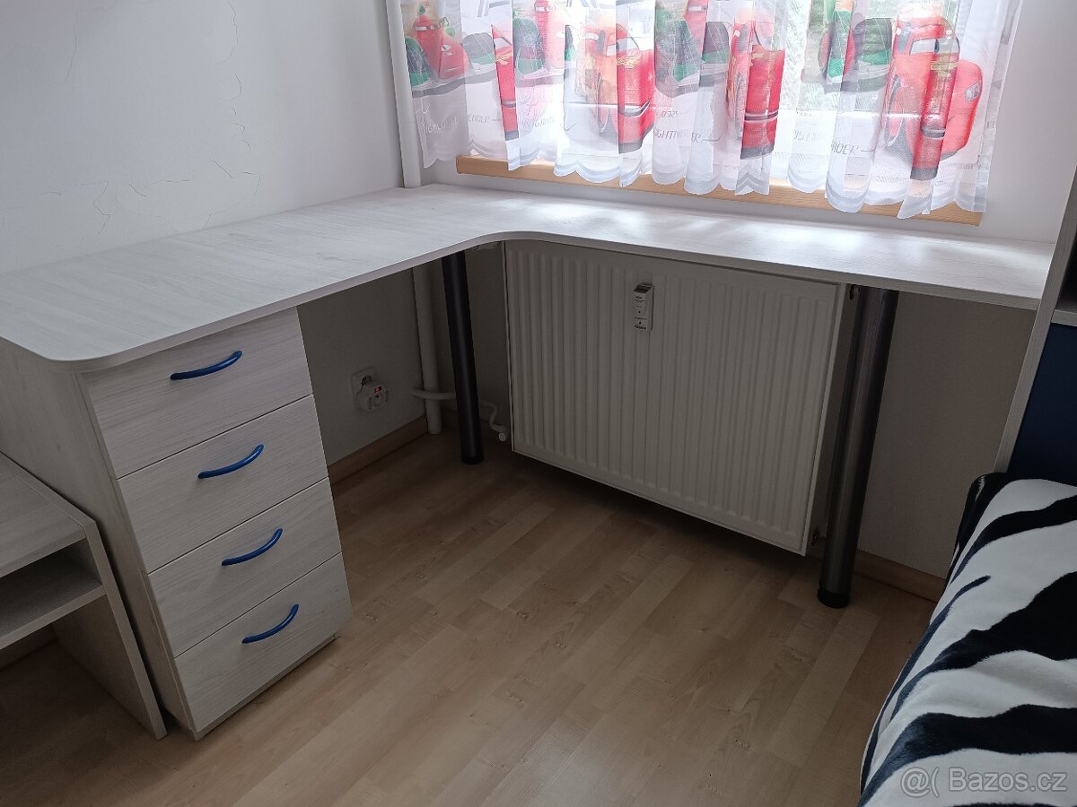 Dětský stůl s šuplíky