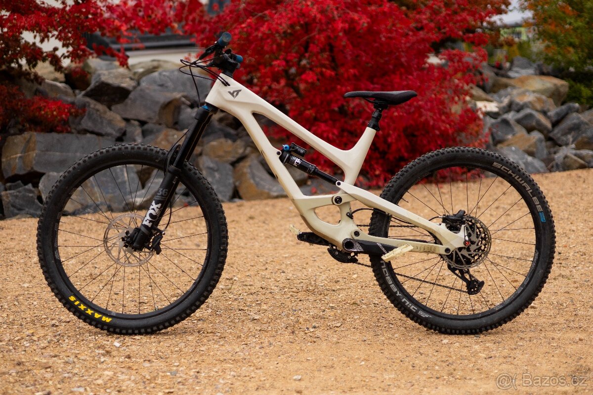 YT Capra CF Comp 2020