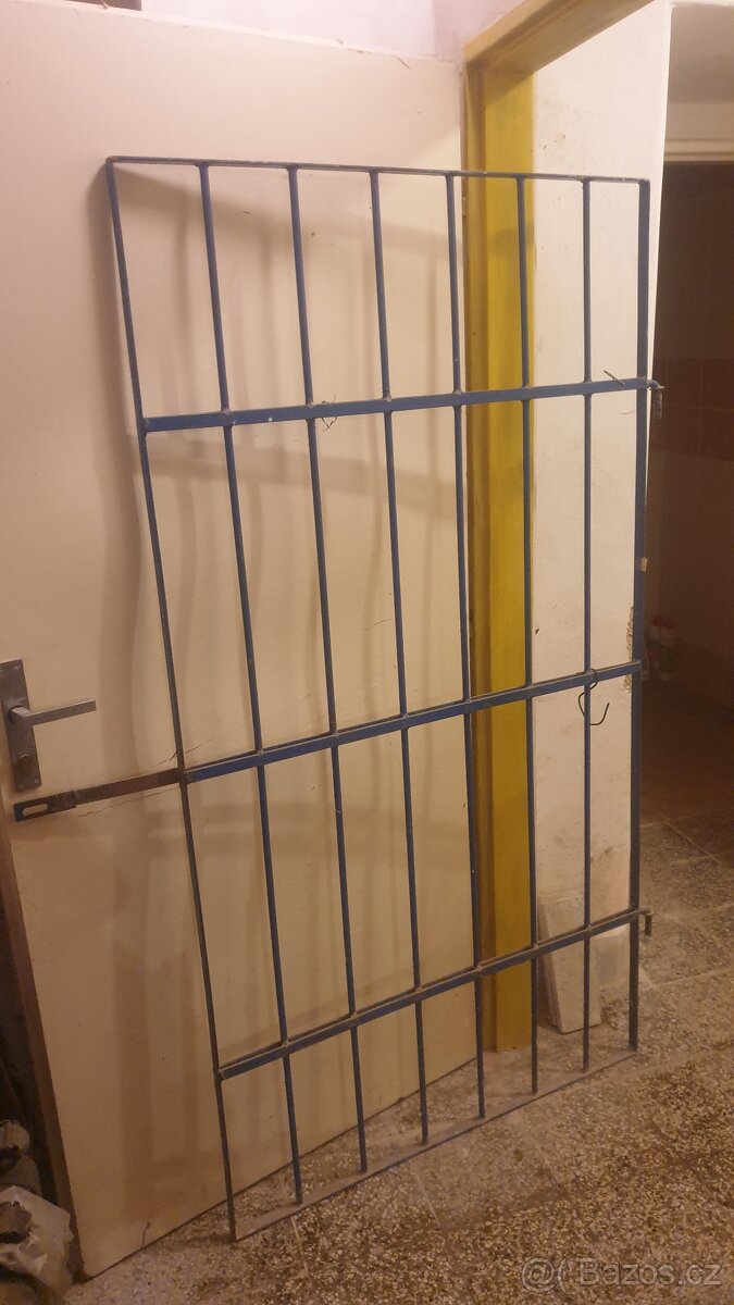 Dveřní ková mříž s petlicí