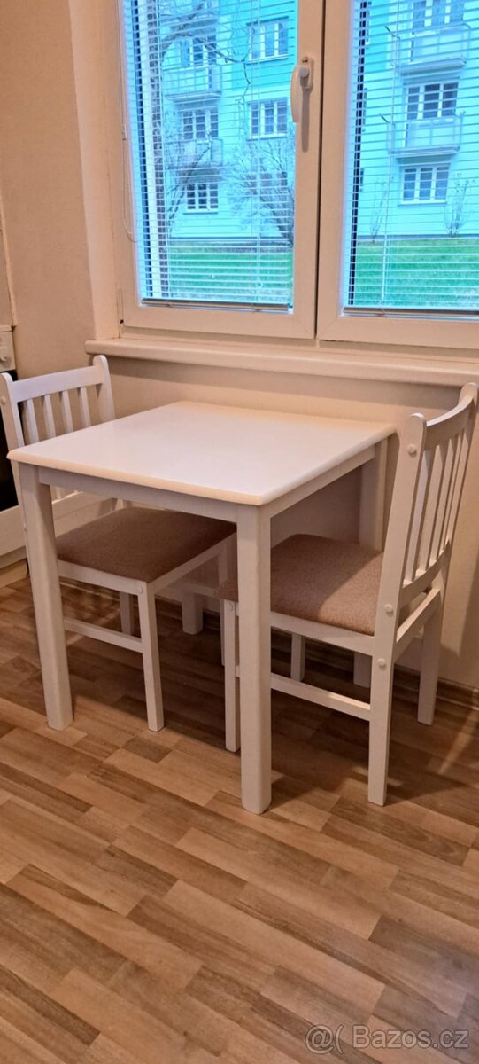 Stůl z masivu + 2 židle