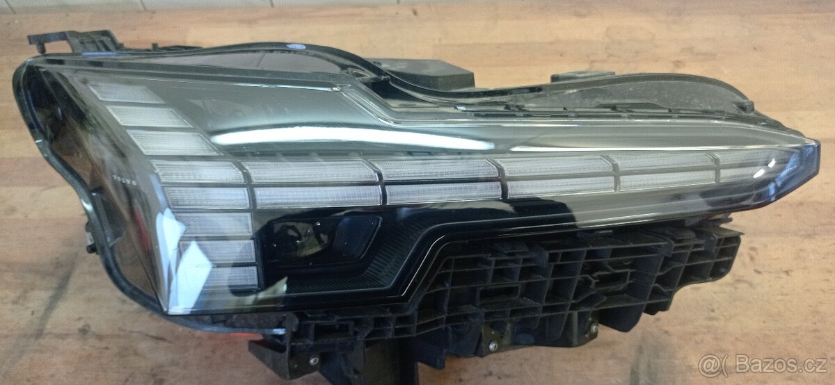 Pravé přední světlo Volvo EX30