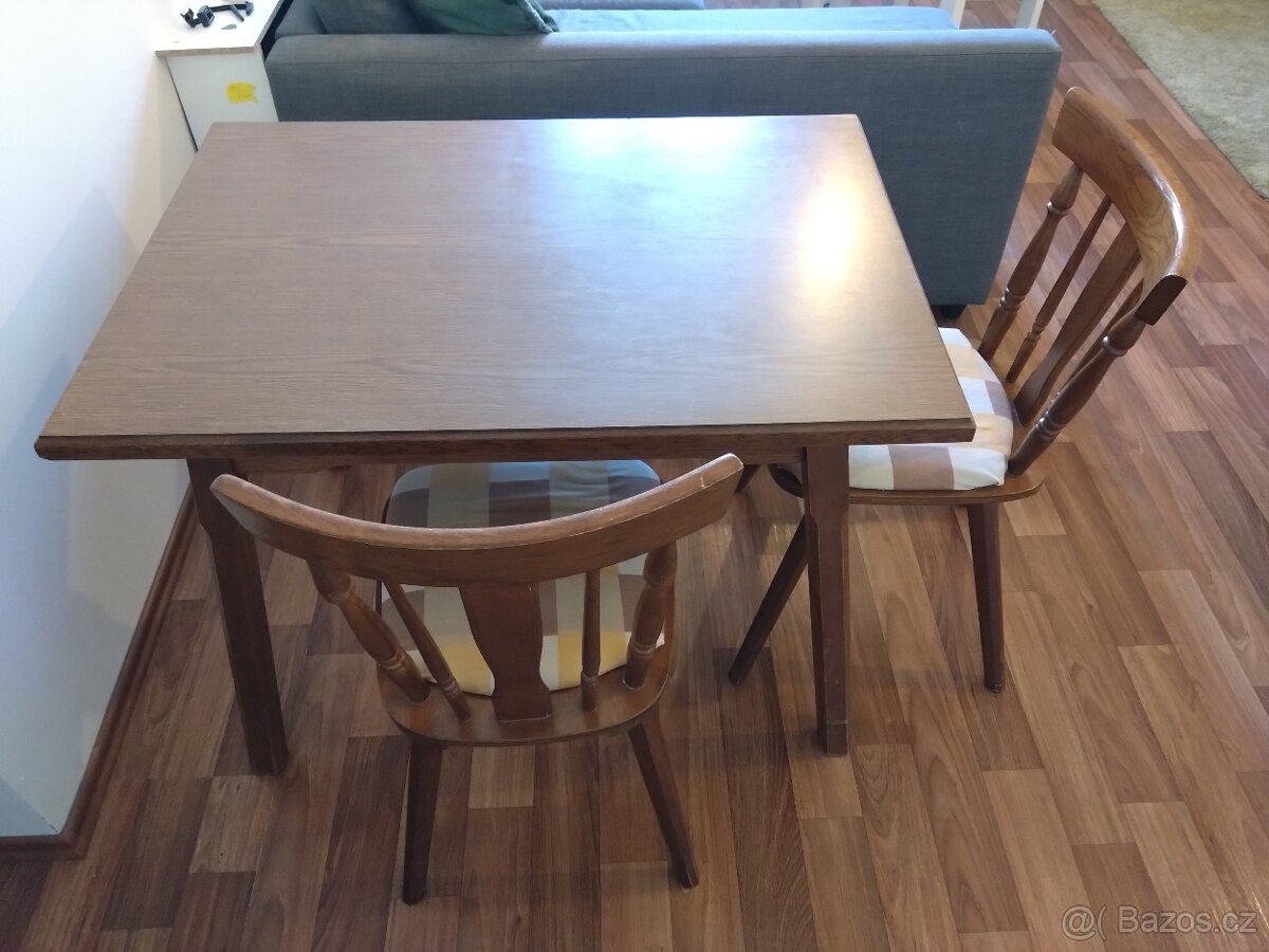 Prodám dřevěný stůl a dvě židle