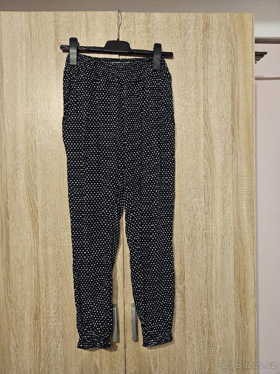 Černé plátěné kalhoty