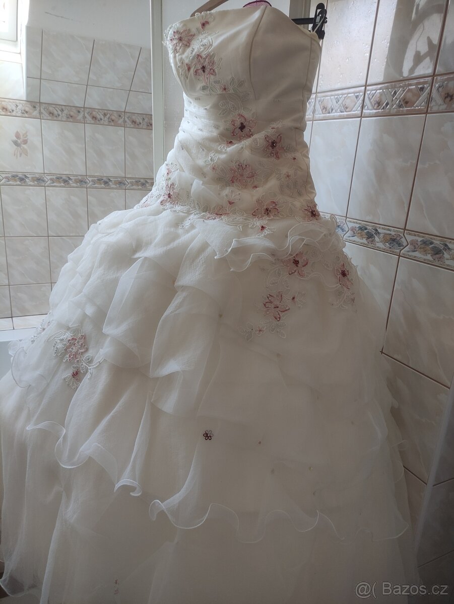 Svatební/Maturitní šaty (vel. 48 a menší díky šněrování)