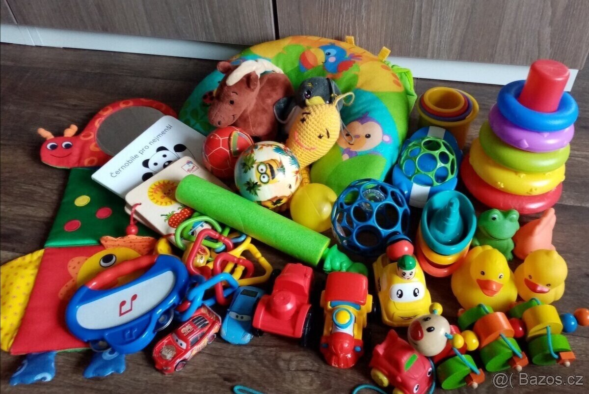 Různé dětské hračky
