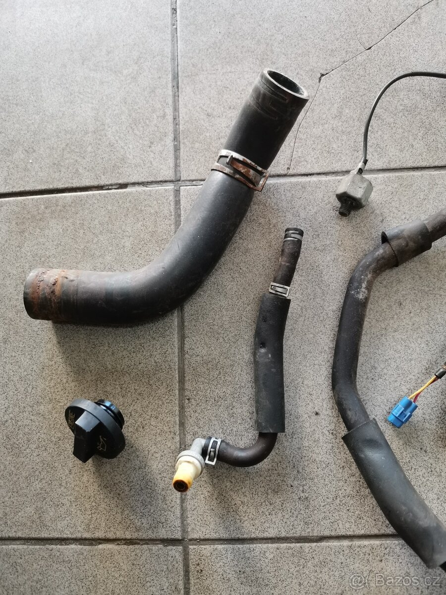 Startér + díly z motoru Suzuki-Subaru