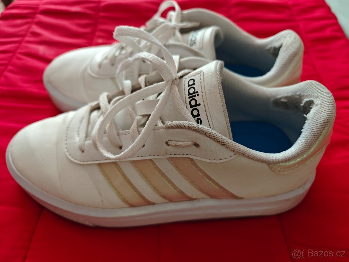 Dámské tenisky Adidas.