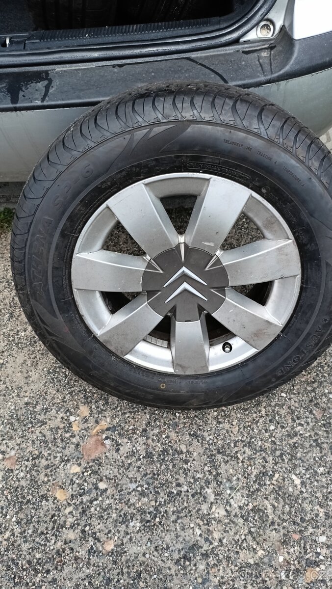 alu kola 6,5 x 15 + pneu téměř nové 215/65 R 15
