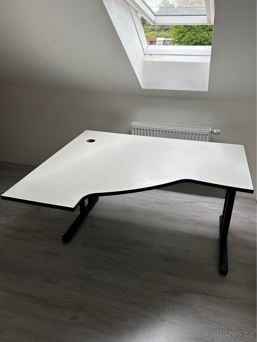 Ergonomický kancelářský stůl s výřezem