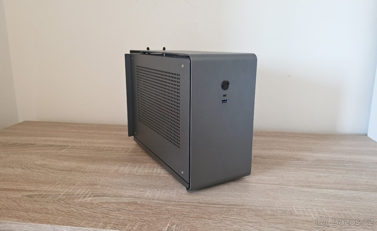 Herní minipočítač (Ryzen 7840HS ES, 32 GB RAM, RX 6600 XT)