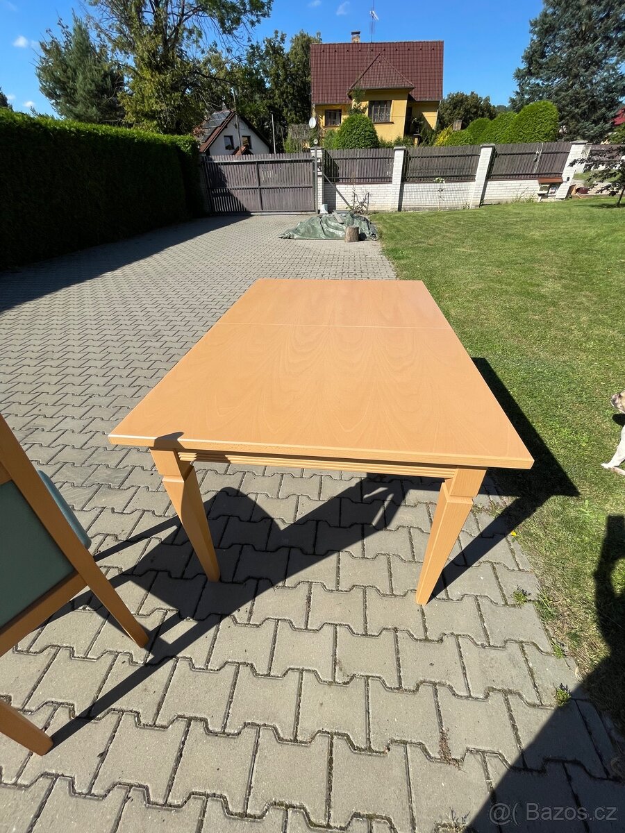 Kuchyňský rozkládací jídelní stůl včetně 4 ks židlí