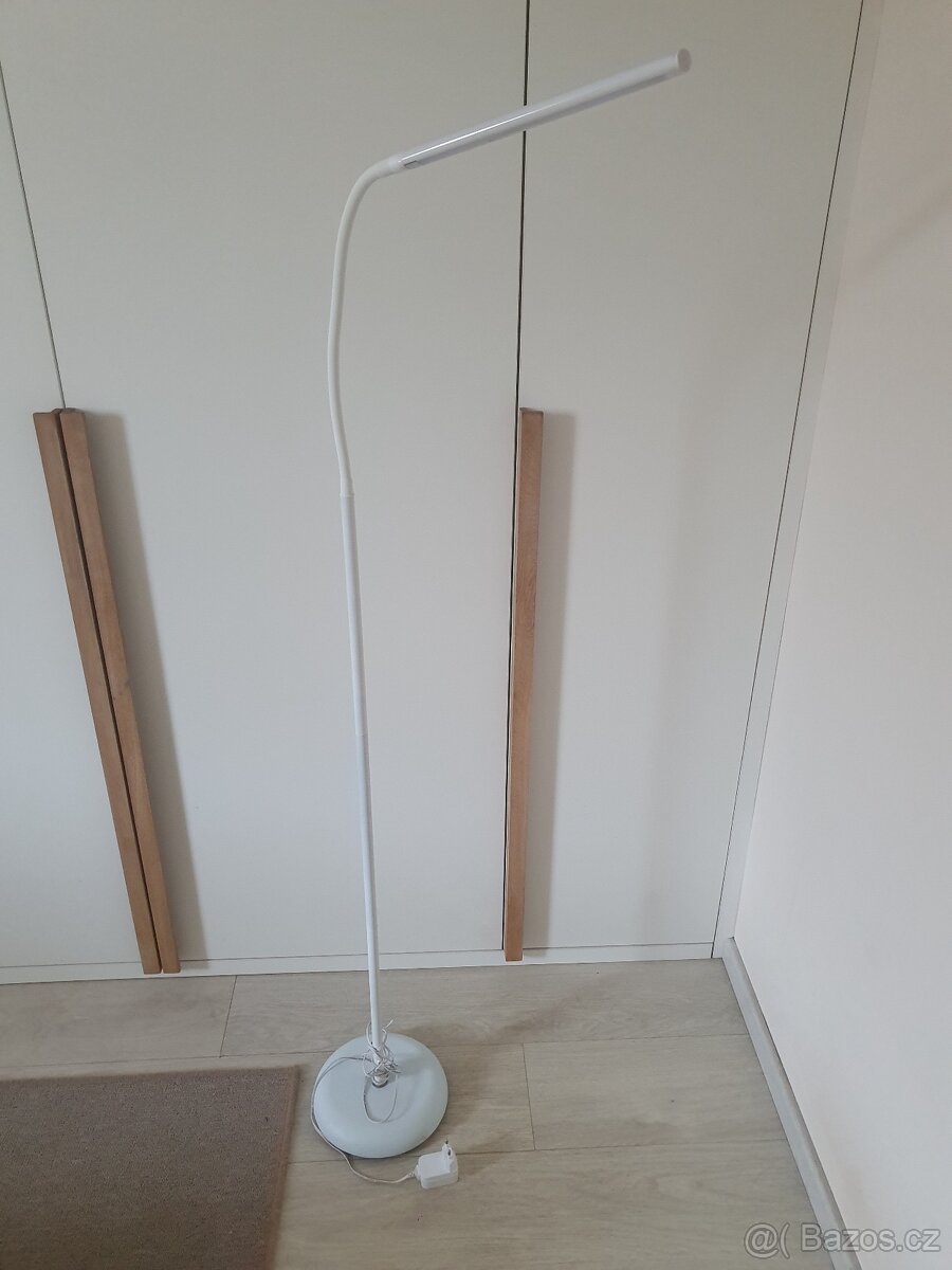 Led stojací stmívací lampa