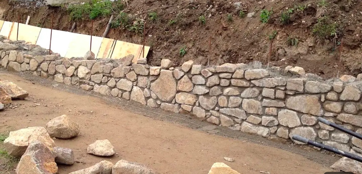 Pískovcové kameny na stavbu opěrné zdi