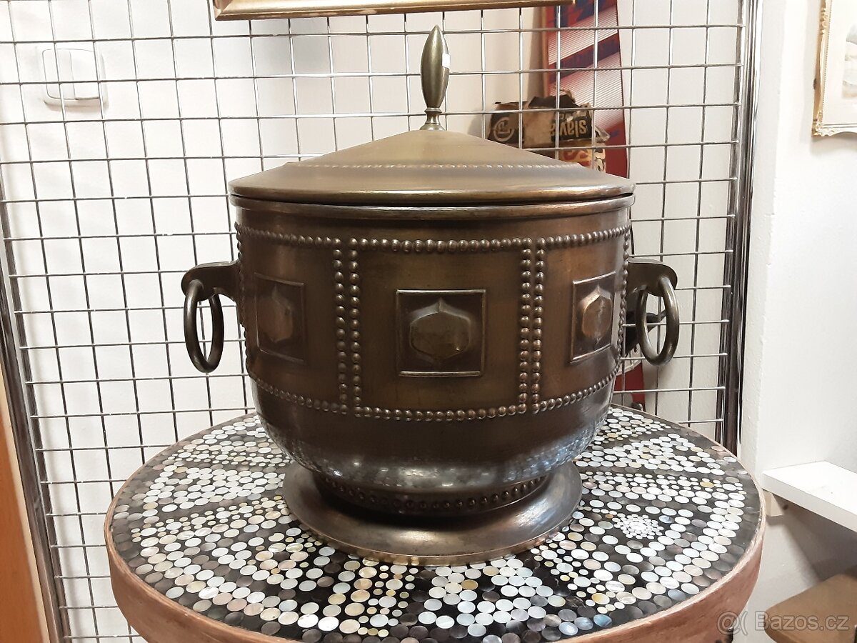 Stará mosazná nádoba