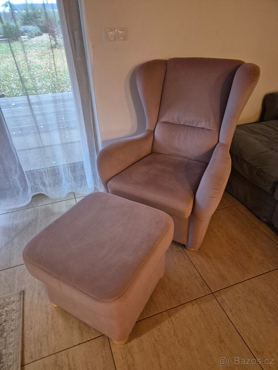křeslo ušák s podnožkou