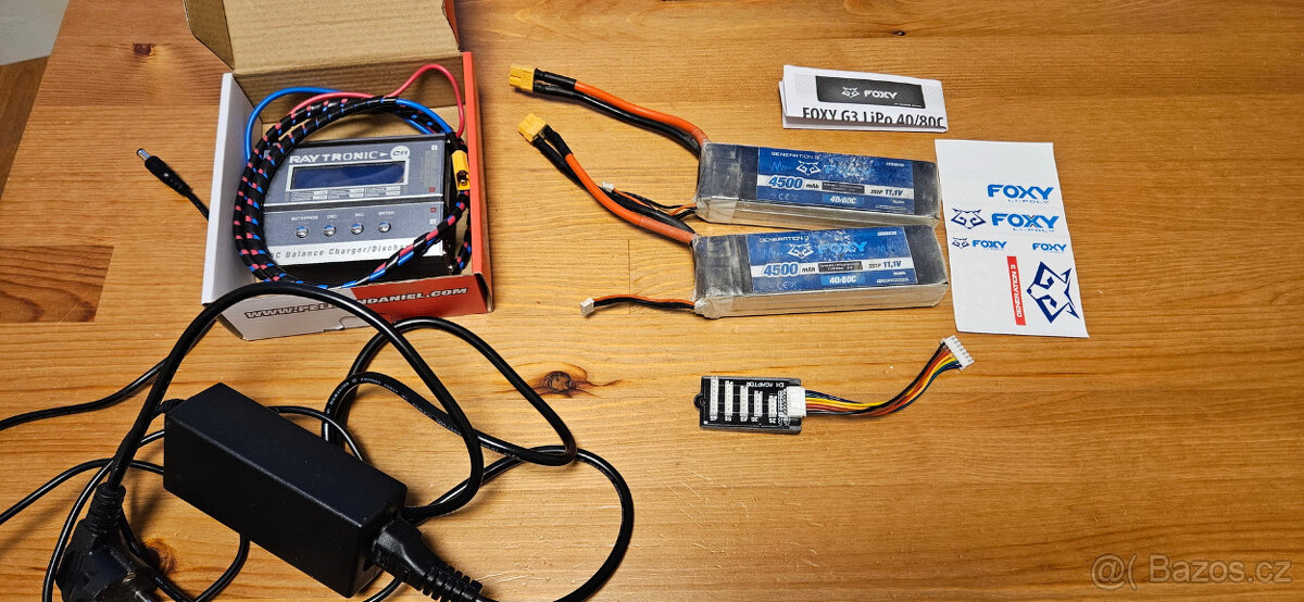 Nabíječ baterií Raytronic C11 a 2x baterie 3S Li-Pol 4500mAh