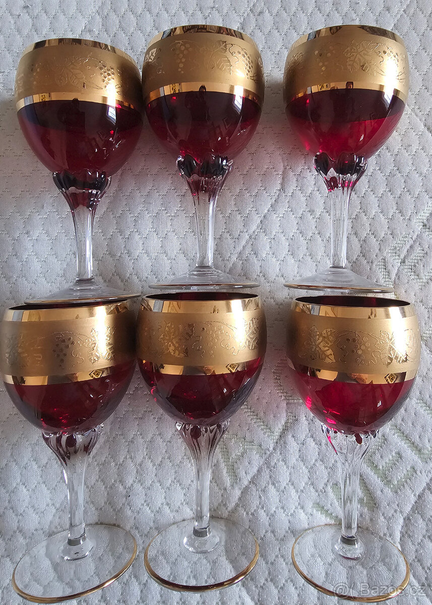 červené zlacené skleničky
