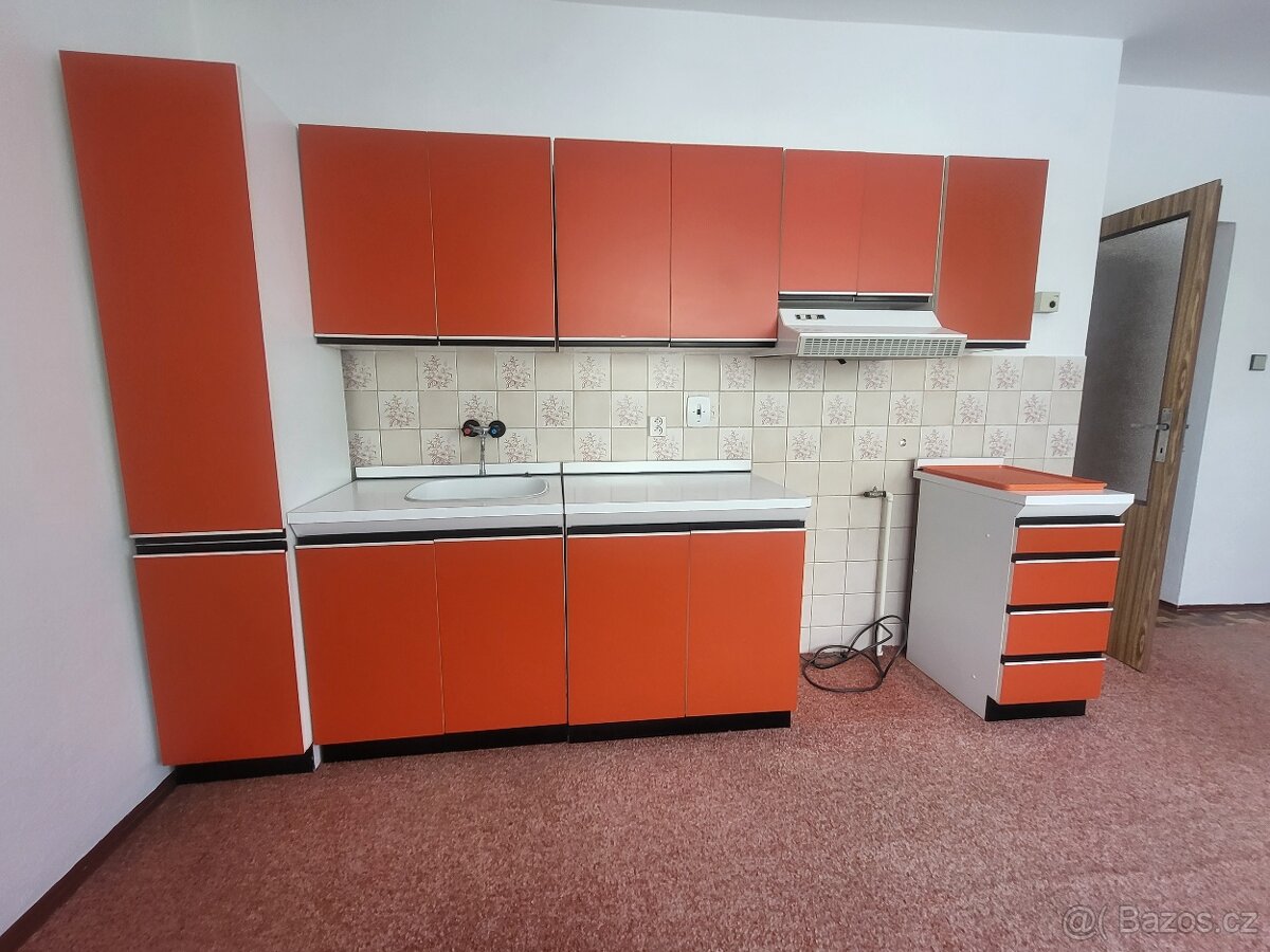 Kuchyňská linka staršího data,ale vůbec nepoužívaná