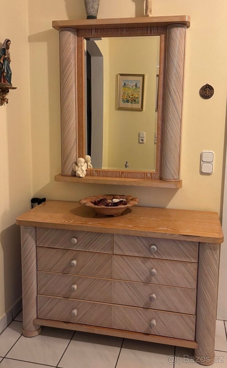 Komoda se zrcadlem a věšákem