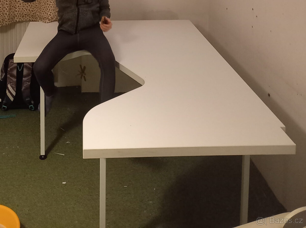atypický psací stůl pro 3 děti