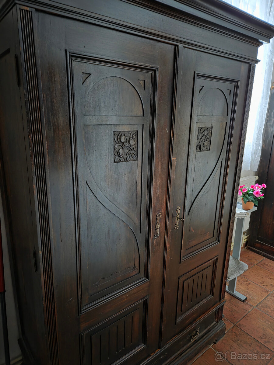 Prodám tři starožitné skříně