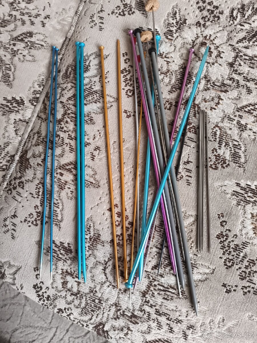 Pletací jehlice a háčky na háčkování