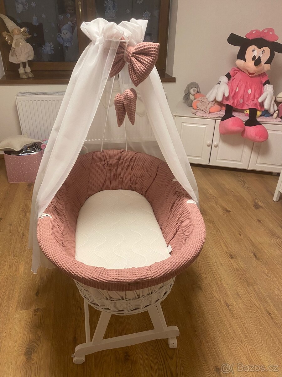 Proutěný košík pro holčičku