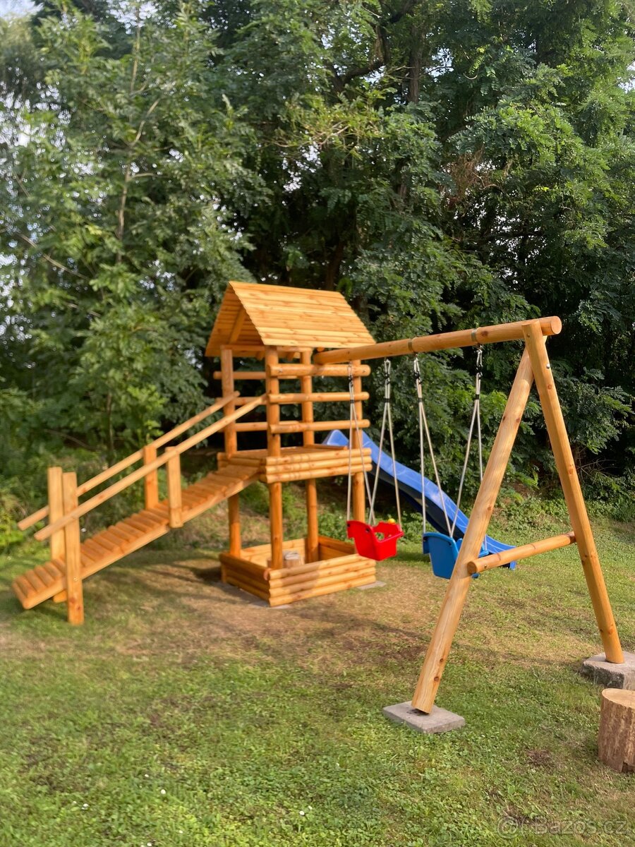 Dětské hřiště věž se skluzavkou a houpačkami s dovozem