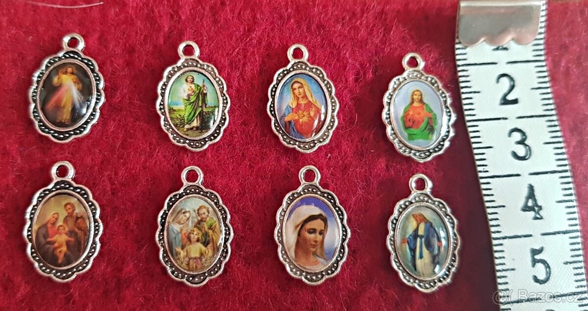 Oválný přívěsek Madonka