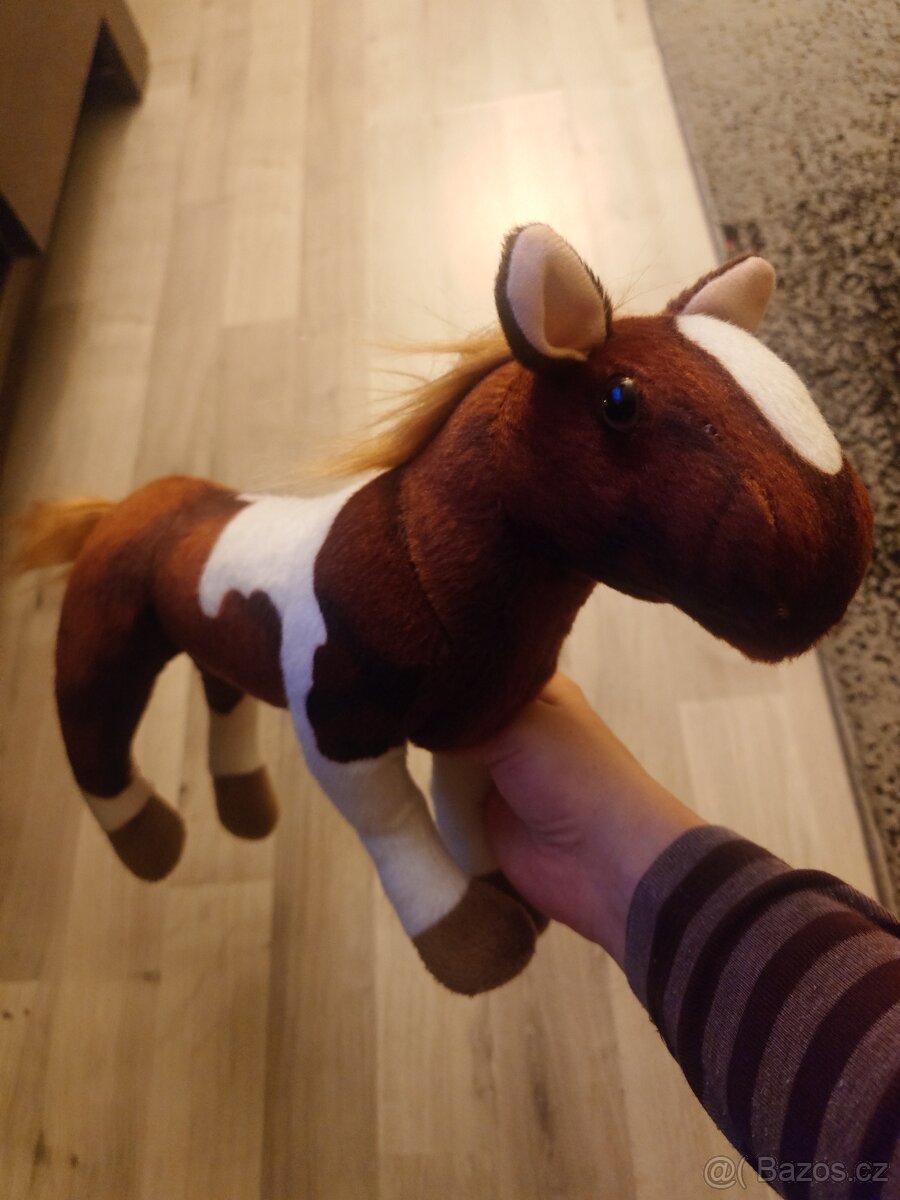 Nový plyšový kůň