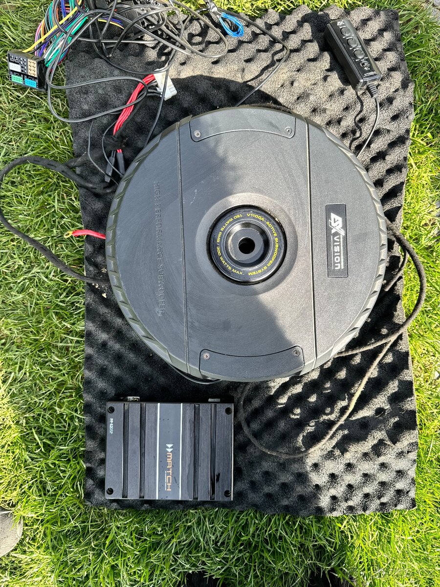 subwoofer do rezervy se zesilovačem