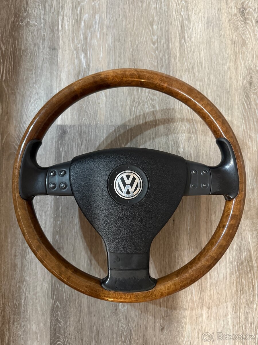 VW Passat B6 - Dřevěný volant