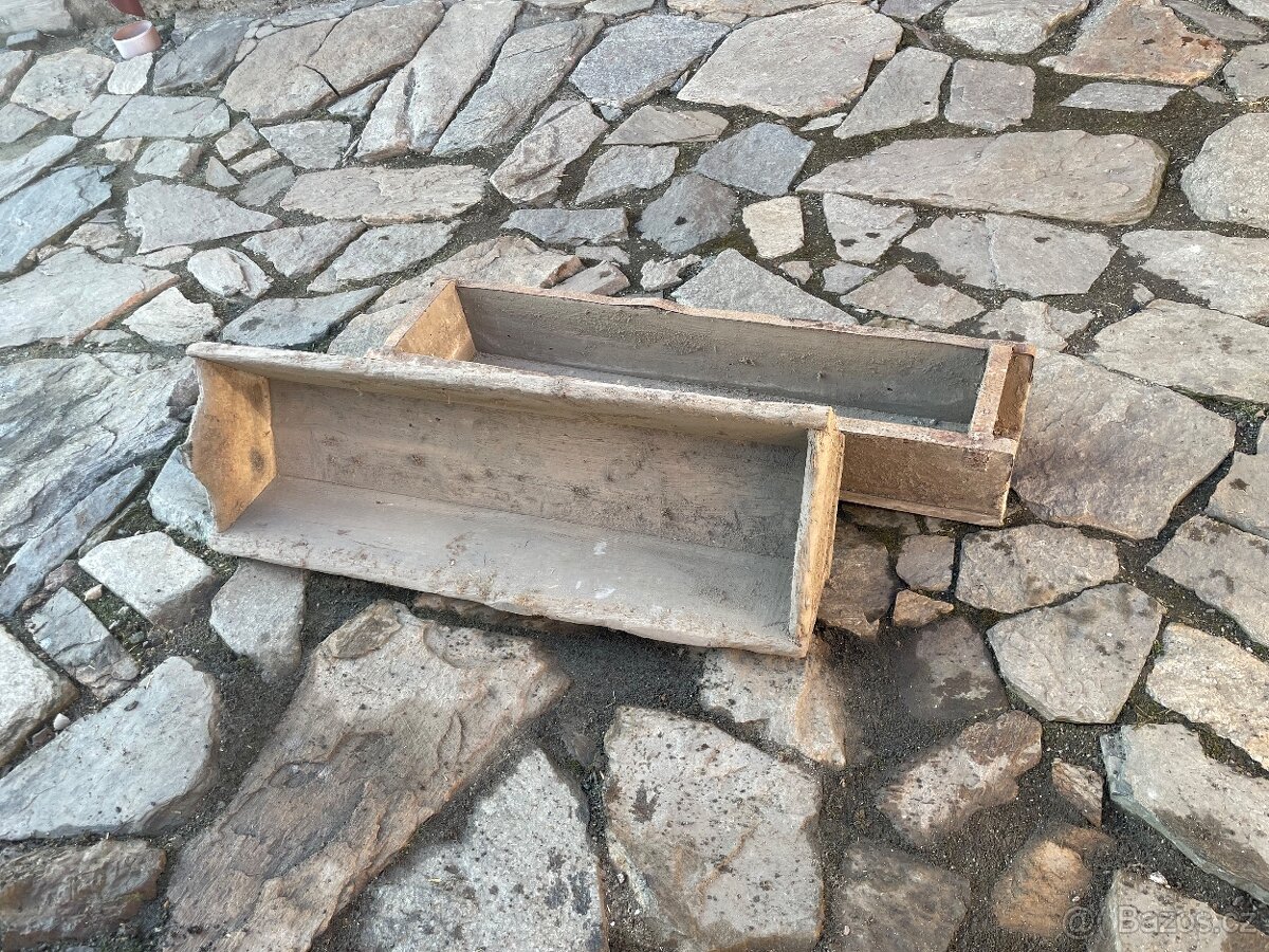 Dřevěné staré koryta