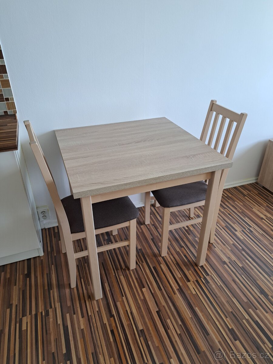 Jídelní stůl a židle