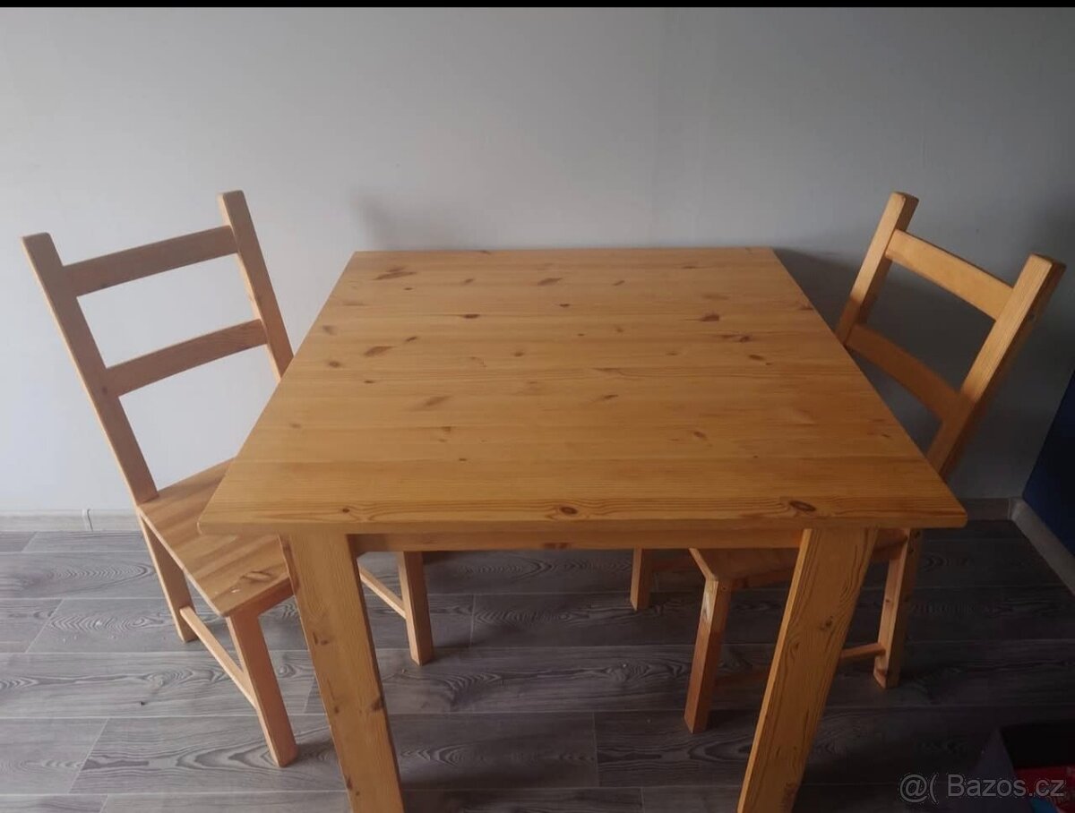 Stůl se židlemi