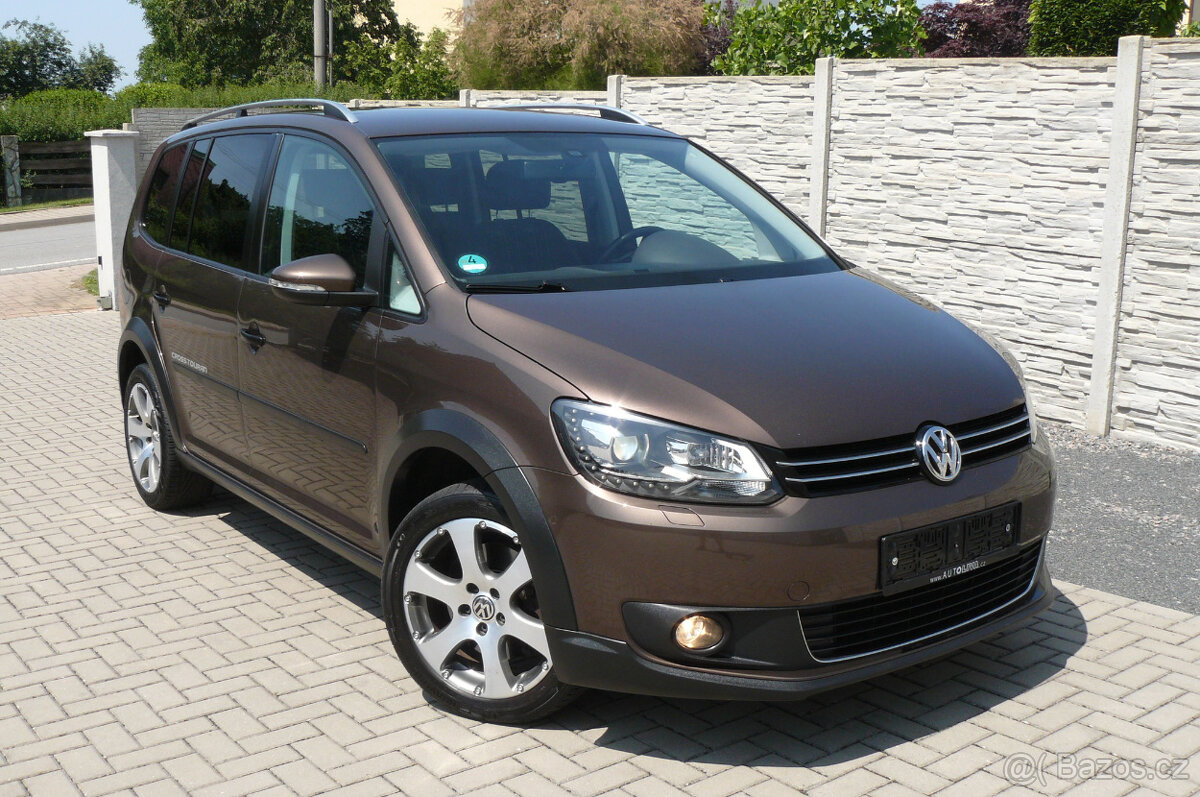 VW TOURAN CROSS 1.4TSI, XENONY, 7-MÍST, ALU., NOVÉ ROZVODY