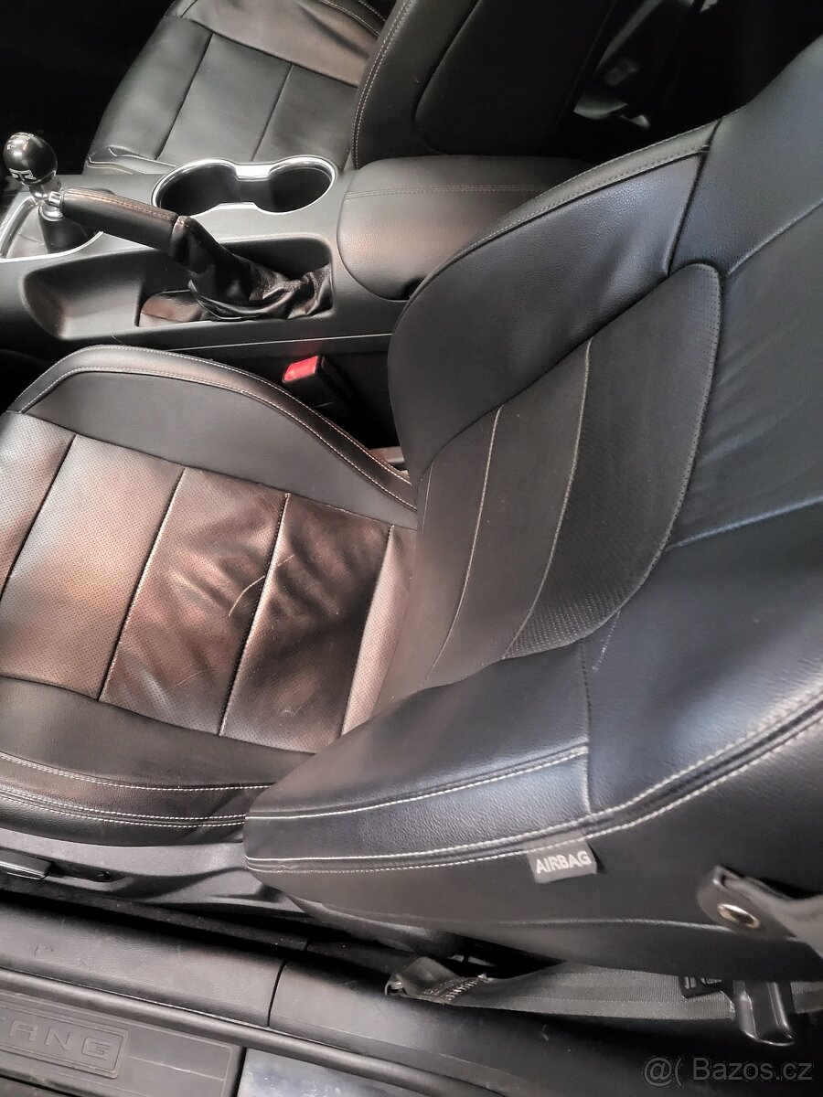 Interiér ford mustang gt pěti litr
