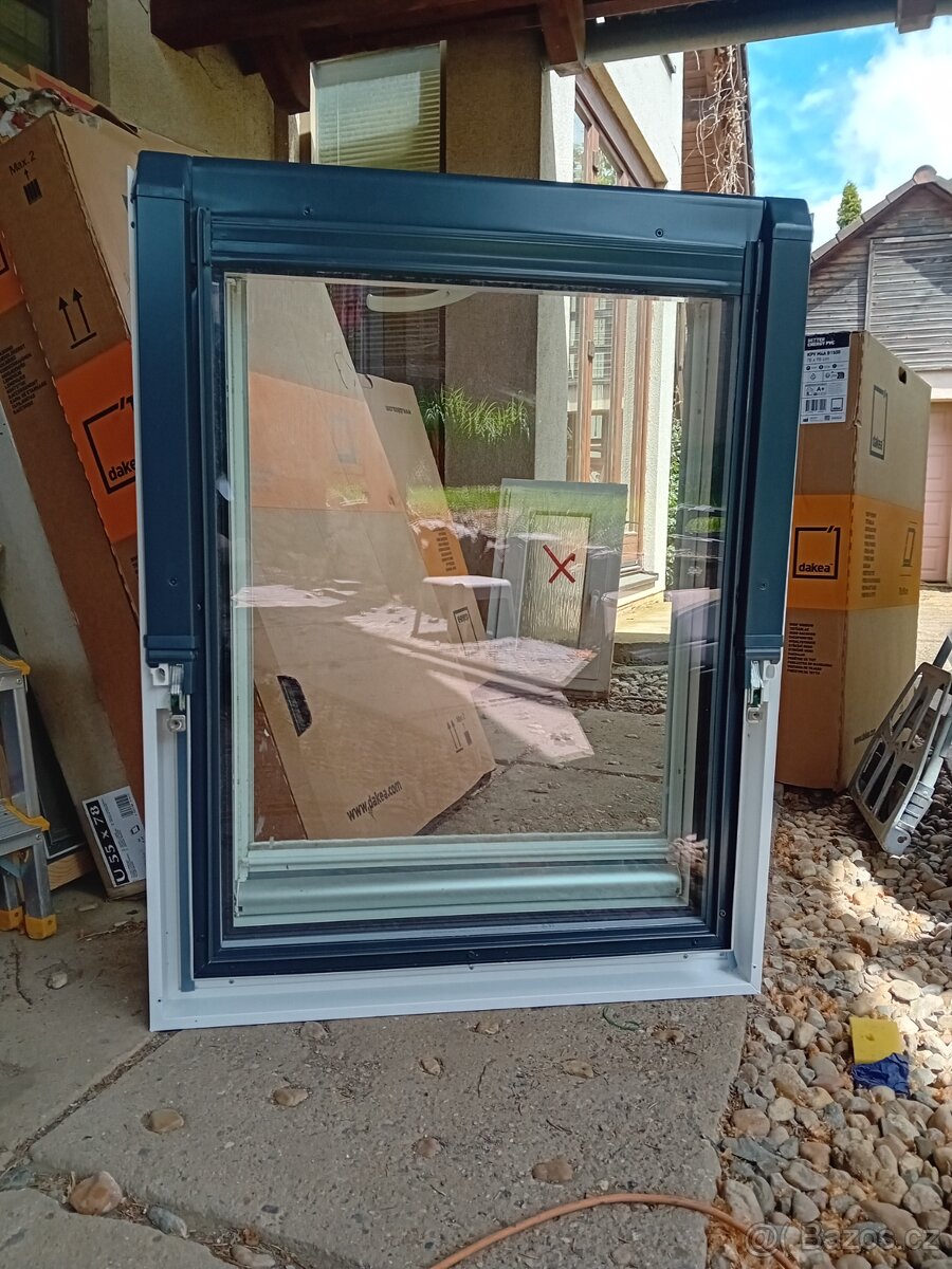 Plastové střešní okno 78x98