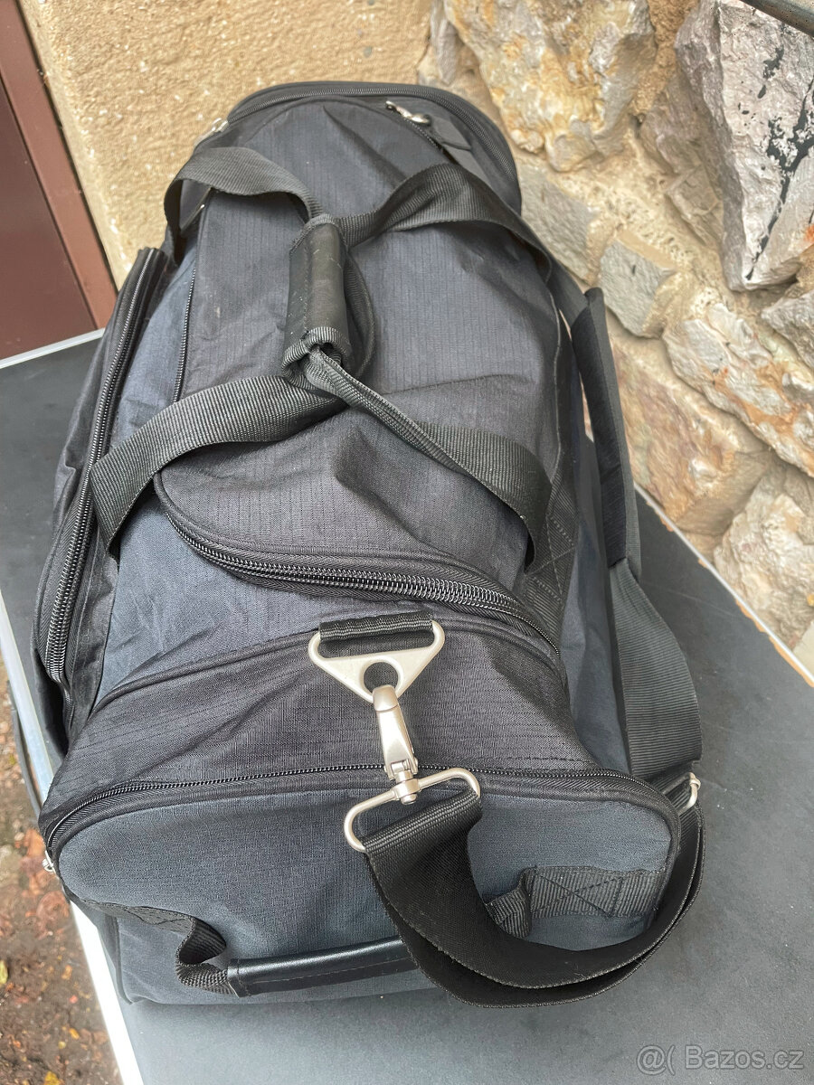 Umbro, taška se 2 kolečkami 70x35x30cm