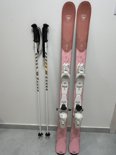 Dětské lyže Rossignol 128 cm, hůlky 110 cm