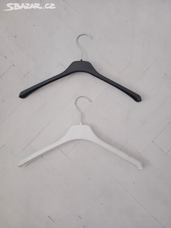 Plastová šatní ramínka