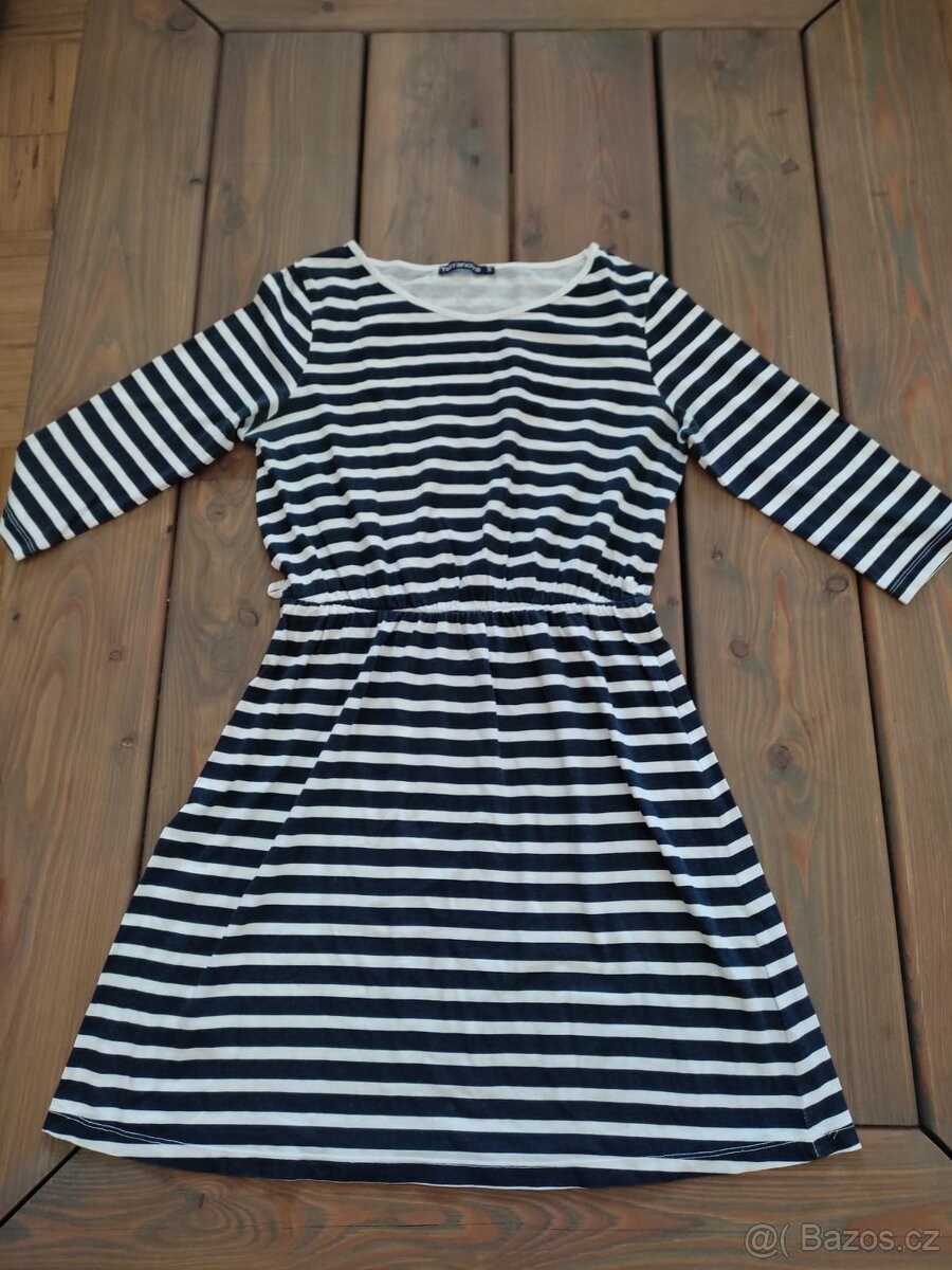 Pruhované černobílé letní polodlouhé šaty s delšími rukávy