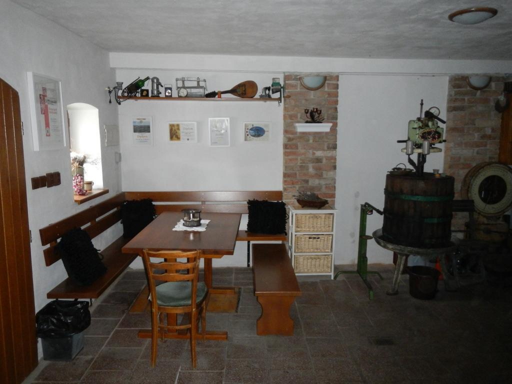 Dubový stůl a lavice