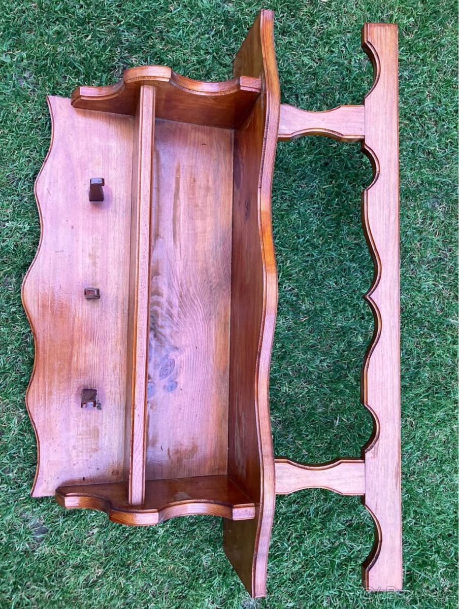 Retro dřevěná police