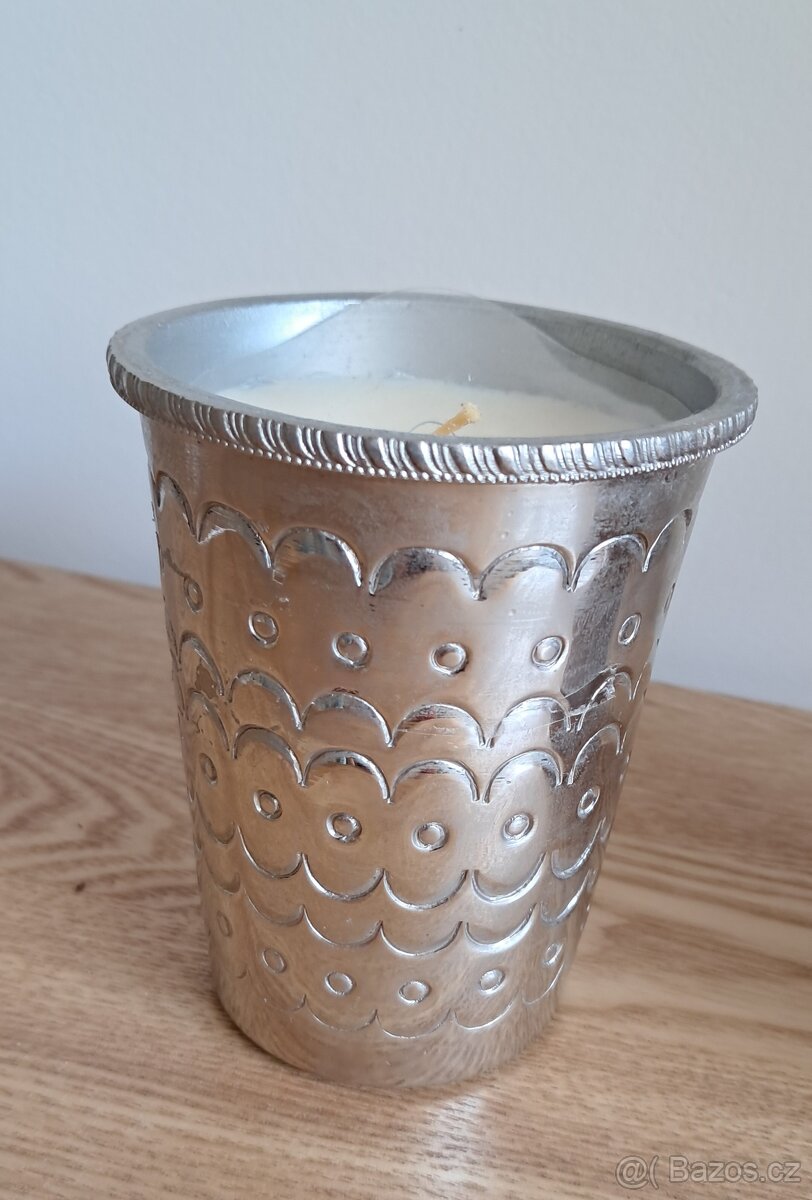 svíčka v kovové nádobě